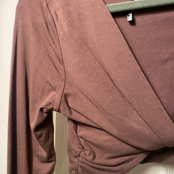 Brown cropped garage top - Picture 3 of 5